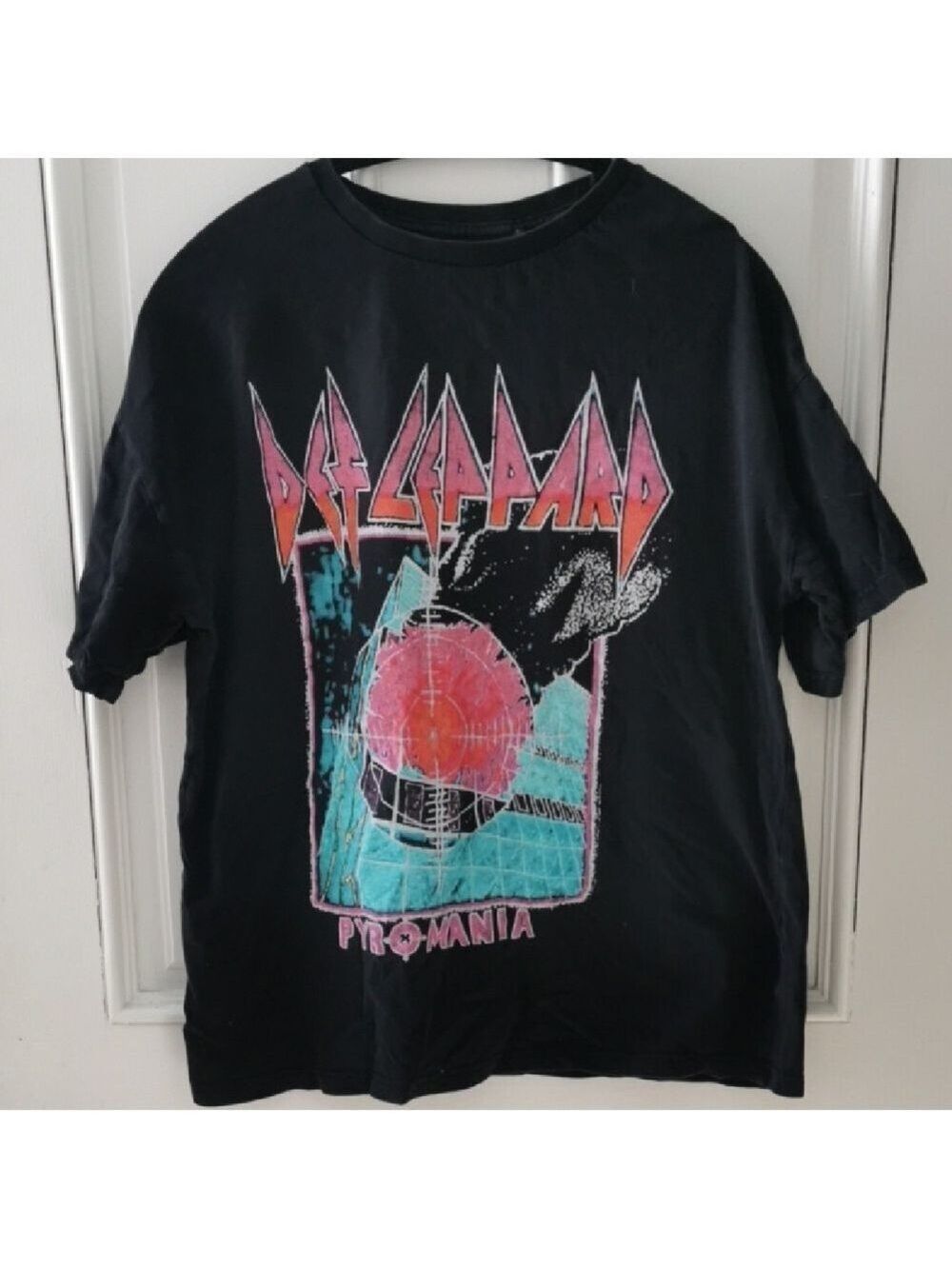 Mens Def Leppard PYEOMANIA band 🎸 tee. Unisex Size Medium